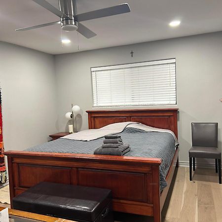 A Luxury Master Bedroom In A Condo 洛杉矶 外观 照片